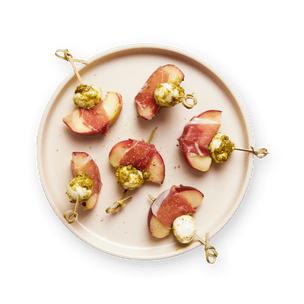 brochettes-peche-mozza-pesto-et-prosciutto