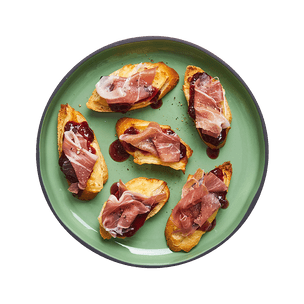 crostini-brie-confiture-de-cerise-et-jambon-de-parme
