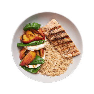 saumon-riz-et-salade-caprese-aux-nectarines-grillees