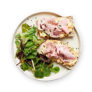 tartines-oeufs-brouilles-fromage-frais-et-jambon