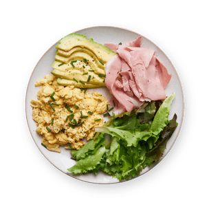 oeufs-brouilles-jambon-et-avocat