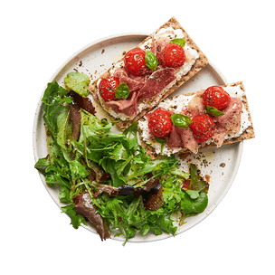 toast-tomates-roties-fromage-fouette-prosciutto-et-salade