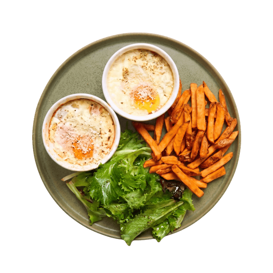 Œuf cocotte, frites de patates douces & salade