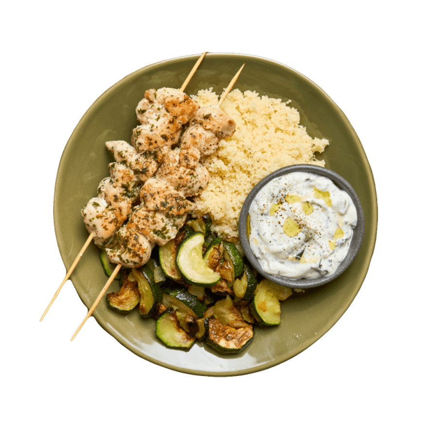 Brochettes de poulet, poêlée de courgettes & semoule