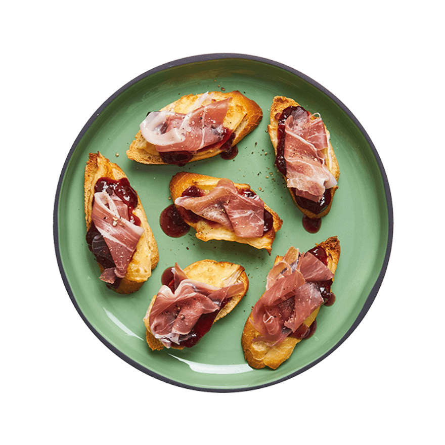 Crostini brie, confiture de cerise & jambon de parme