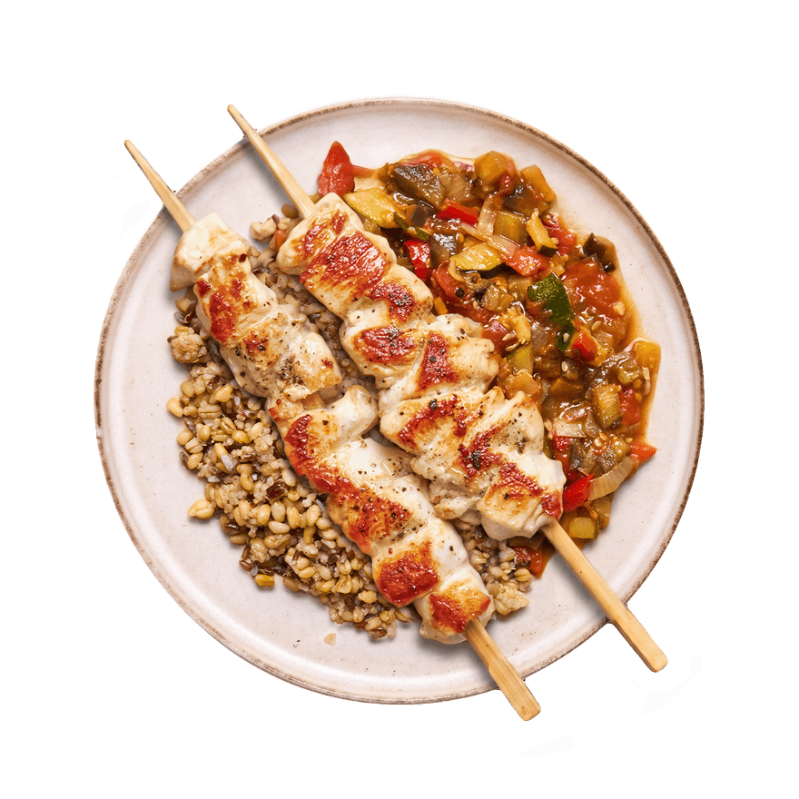 Brochettes de poulet, blé & ratatouille