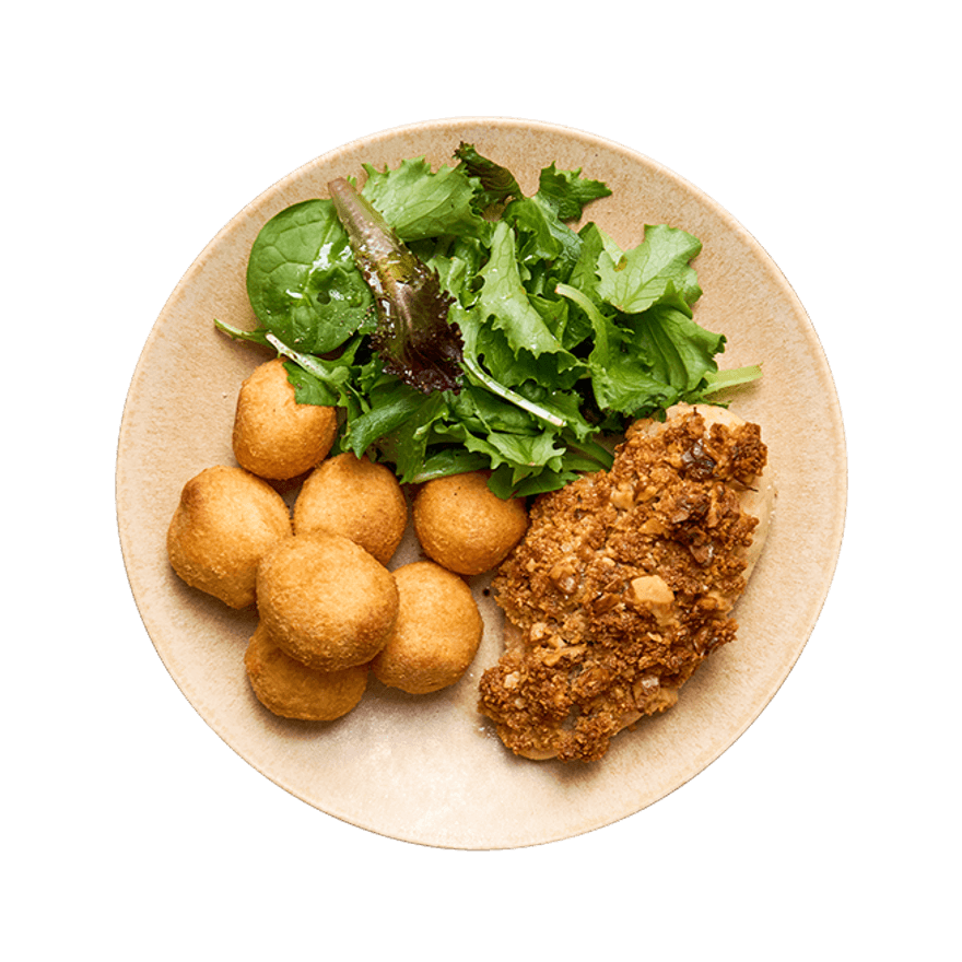 Poulet en croûte de noix, pommes dauphines & salade