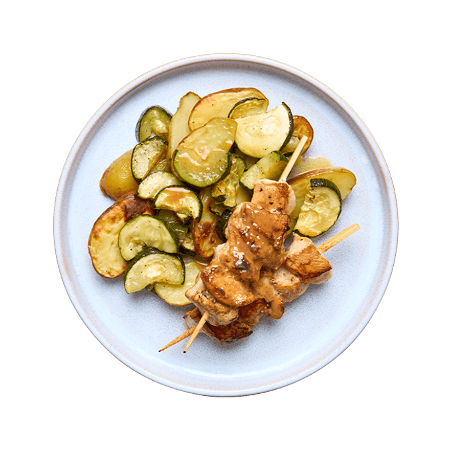 Brochettes de poulet marinées à la bière & légumes rôtis
