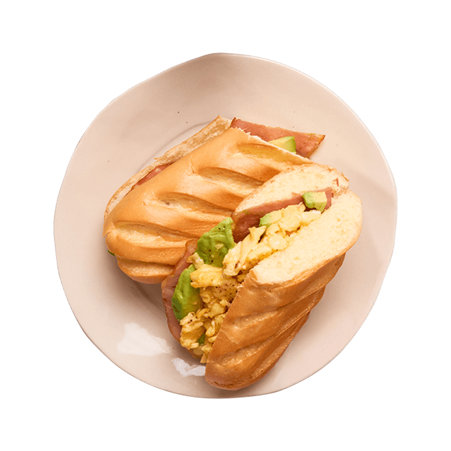 Baguette viennoise aux œufs brouillés, avocat & bacon