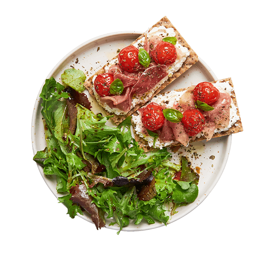 Toast tomates rôties, fromage fouetté, prosciutto & salade