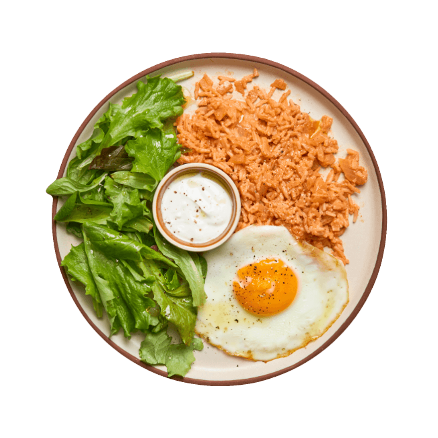 Œuf au plat, riz à la tomate & salade