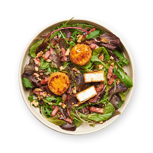 Salade au chèvre pané, lardons & noix