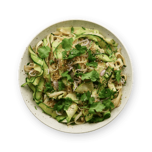 Salade de nouilles, courgette & sésame