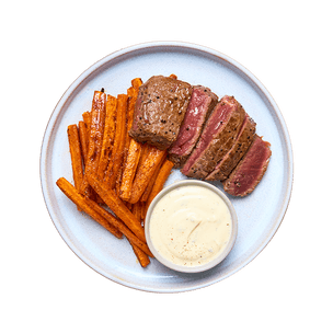 Pavés de rumsteck, frites de carottes & sauce ail et fines herbes