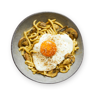 Udon à la crème de curry, champignons & œuf