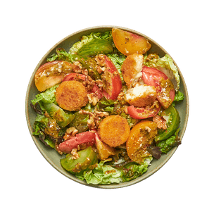 Salade de camemberts panés, tomates & pesto