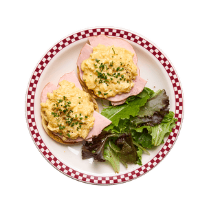 Muffin anglais, rôti de porc & œufs brouillés