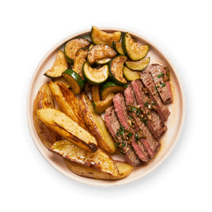 Steak au beurre d'ail, pommes de terre & courgettes