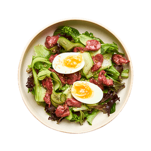 Salade de gésiers confits, œufs mollets & courgettes