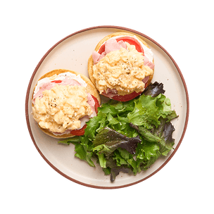 Muffins, œufs brouillés, tomates & jambon