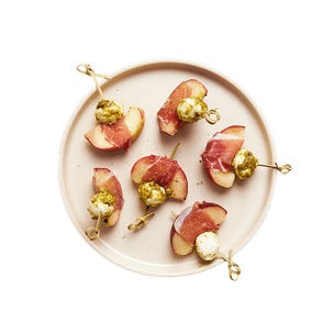 Brochettes pêche, mozza, pesto & prosciutto