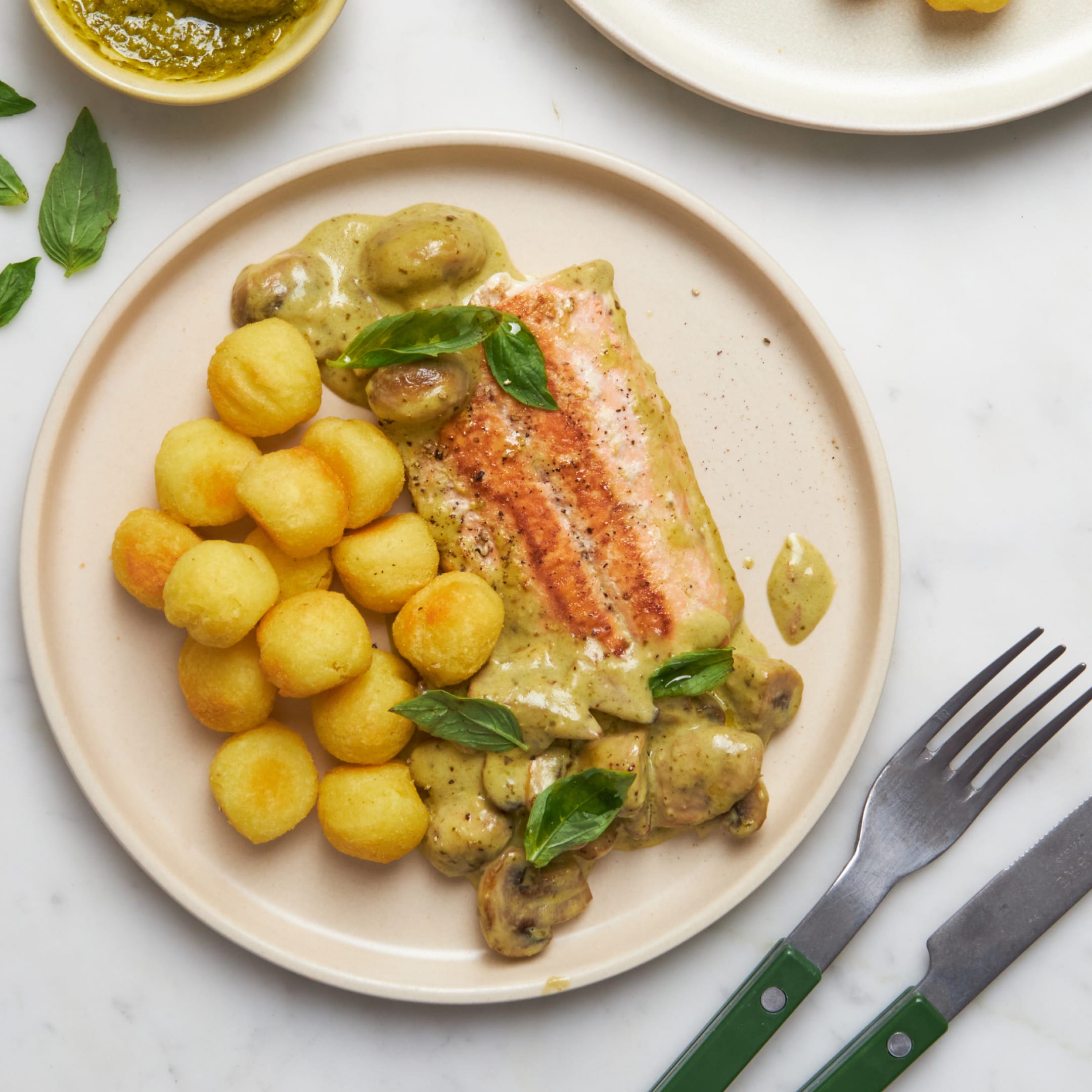 Saumon au pesto, champignons & pommes noisettes