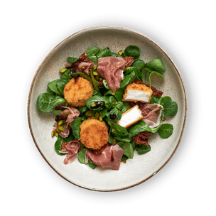 Salade au chèvre pané, jambon cru & pistaches