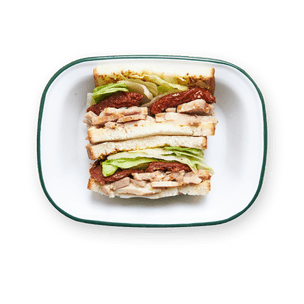sandwich-poulet-laitue-et-tomate-sechee