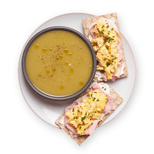 soupe-express-au-poireau-et-toast-oeufs-brouilles-jambon