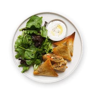 Samoussas bœuf, légumes & salade