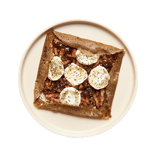 Galette chèvre, lardons & confiture de figues