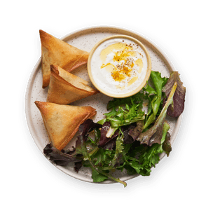 Samoussas végé, sauce skyr & salade