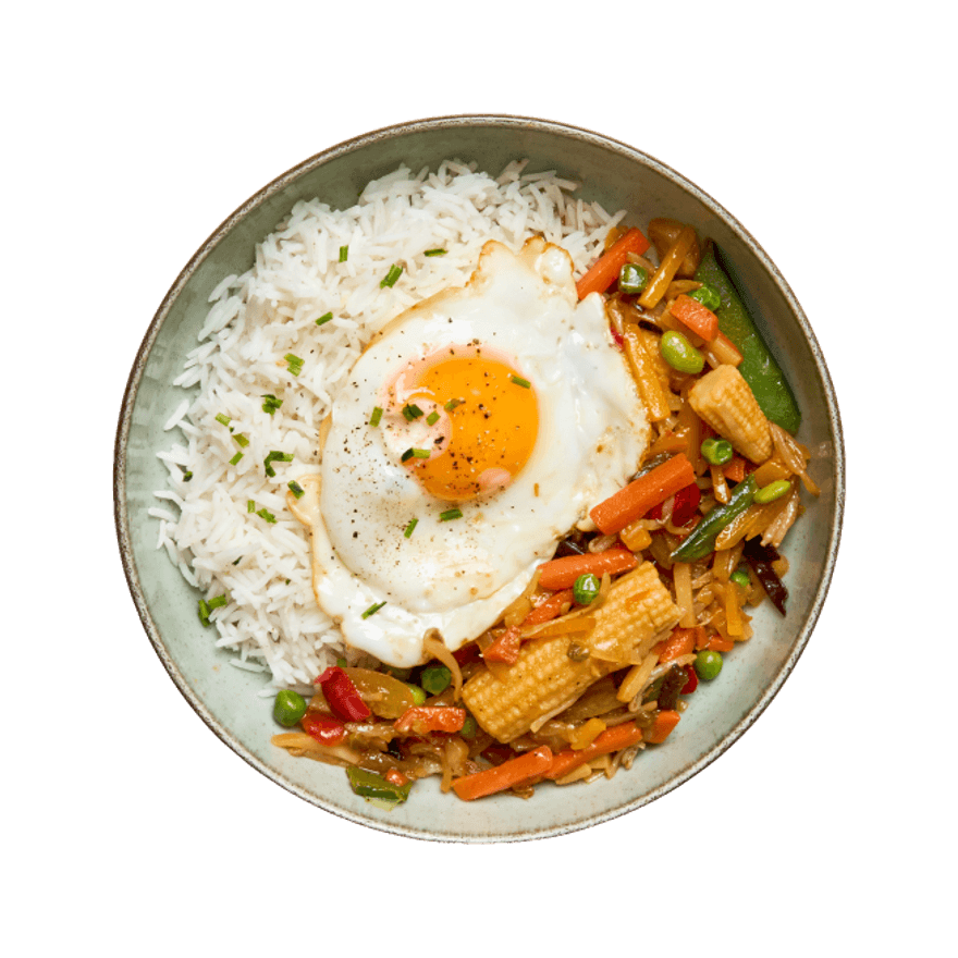 Œuf au plat, poêlée de légumes à l'asiatique & riz Œuf au plat, poêlée de légumes à l'asiatique & riz