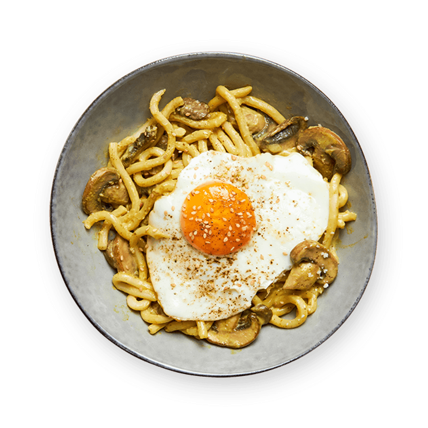 Udon à la crème de curry, champignons & œuf