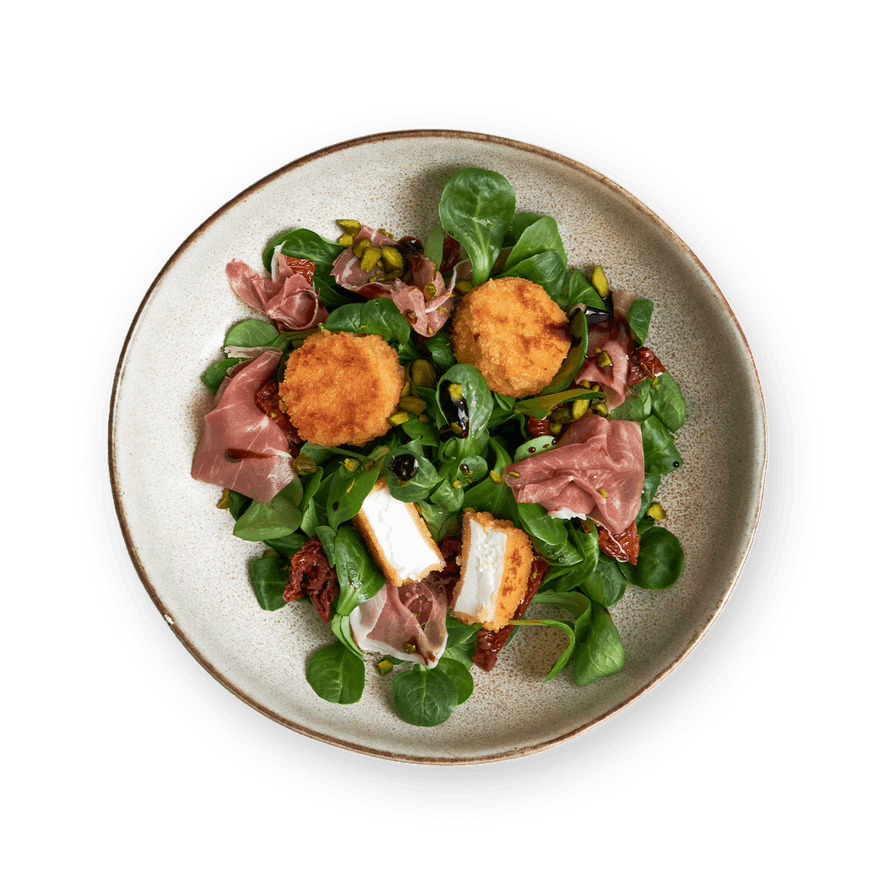 Salade au chèvre pané, jambon cru & pistaches