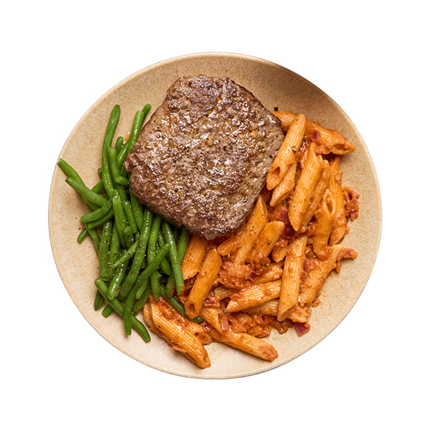 Steak haché, pâtes crémeuses à la tomate & haricots verts Steak haché, pâtes crémeuses à la tomate & haricots verts