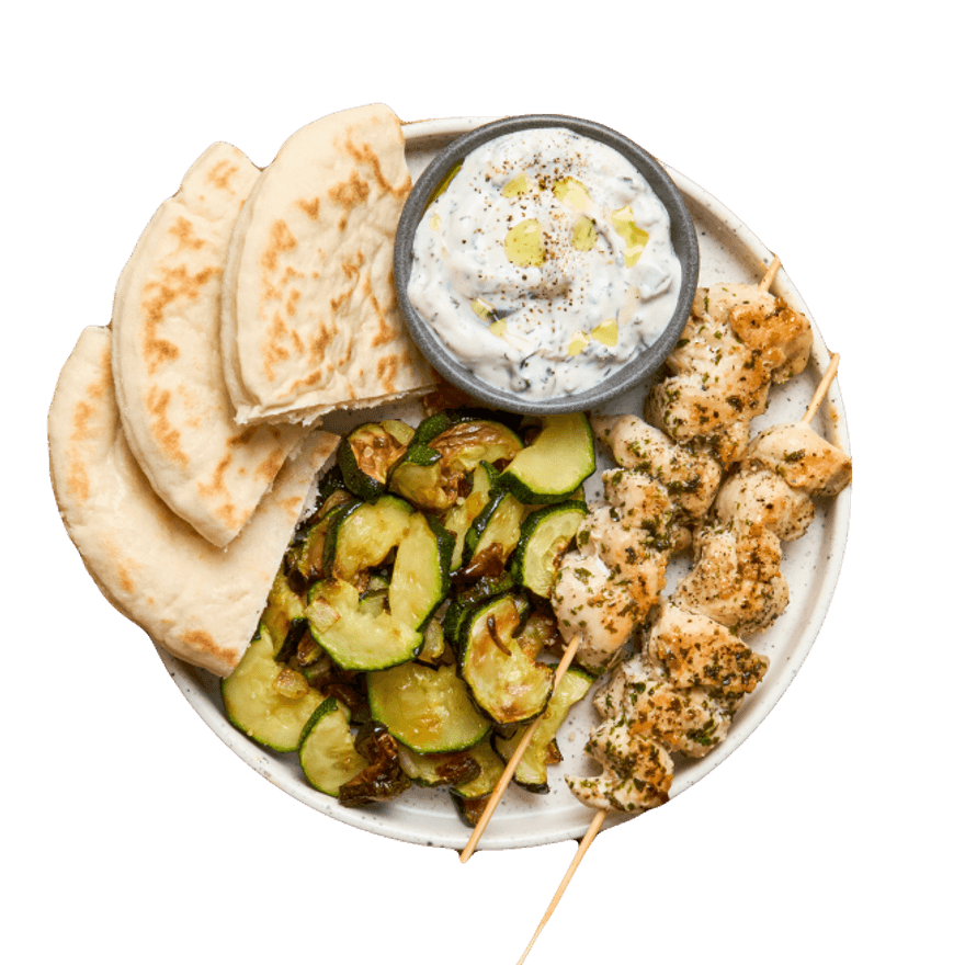 Brochettes de poulet, poêlée de courgettes & pita Brochettes de poulet, poêlée de courgettes & pita